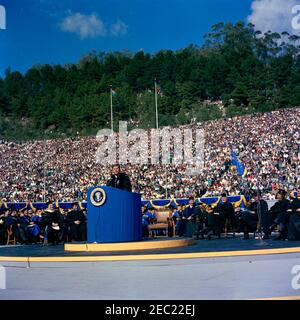 Voyage en Californie : cérémonie d'anniversaire de la Charte, Université de Californie à Berkeley, 13:40. Le président John F. Kennedy parle après avoir reçu un doctorat honorifique en droit de l'Université de Californie, qui lui a été remis par le président de l'Université de Californie, M. Clark Kerr, lors de la 94e cérémonie de la Charte de l'Université de Californie. Assis à droite du lutrin (G-D): Dr Kerr; chancelier nouvellement inauguré de l'Université de Californie à Berkeley, Edward W. Strong; ancien président de l'Université de Californie, Dr Robert Gordon Sproul (derrière le poste de microphone); autres non identifies Banque D'Images