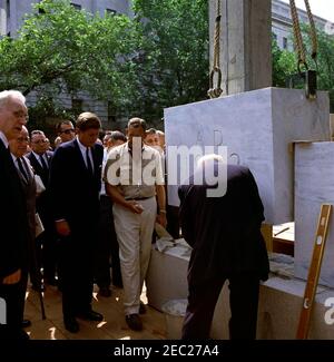 Cérémonie de pose de la pierre angulaire, immeuble Rayburn House, 10:28AM. Le président John F. Kennedy assiste à la cérémonie de pose des pierres angulaires de l'immeuble Rayburn House, dédié au regretté président de la Chambre des représentants, Sam Rayburn. Photo également : Président de la Chambre et Président de la Commission du bâtiment du Bureau de la Chambre, John W. McCormack (Massachusetts); Représentant Roman C. Pucinski (Illinois); Agent du Service secret de la Maison Blanche, Milt Wilhite. Washington, D.C. Banque D'Images