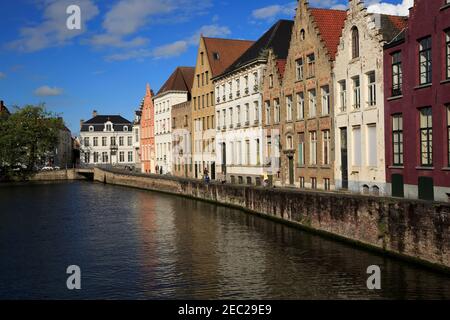 Spinolarei en fin d'après-midi, Bruges. Des maisons étroites avec des pignons étagés bordent le canal. Banque D'Images