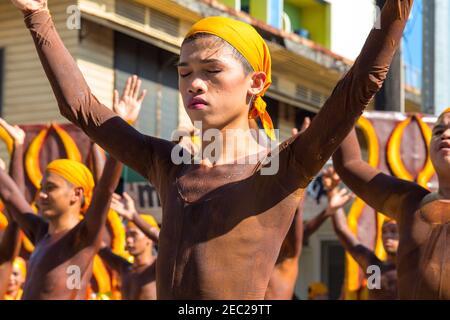 Dumaguete, Philippines - 16 septembre 2017 : acteurs du Festival Sandurot. Carnaval avec danse en costumes colorés. Tradition du festival d'automne à Philip Banque D'Images