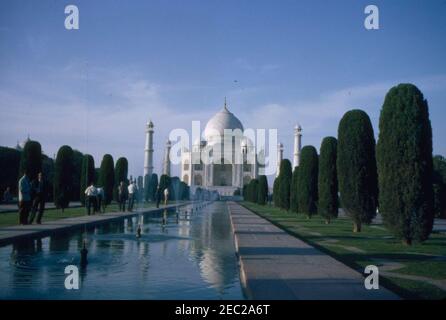 Première Dame Jacqueline Kennedyu2019s (JBK) voyage en Inde et au Pakistan: Agra, Uttar Pradesh, Inde, visite au Taj Mahal. Vue du Taj Mahal à Agra, Uttar Pradesh, Inde, lors de la visite de la première dame Jacqueline Kennedyu2019s. Banque D'Images