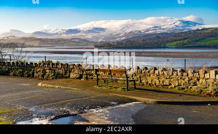 L'estuaire de la rivière Conwy, vue de Glan Conwy, en direction de Tal y Fan et Dolgarrog. Prise le 9 janvier 2021. Banque D'Images