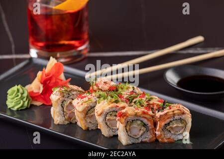 Eel Sushi Rolls sur fond noir. Restaurant servant Banque D'Images