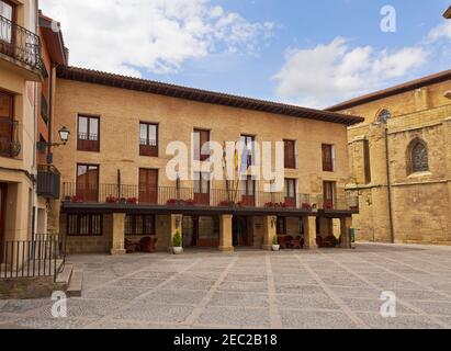 Façade moderne de l'historique Parador Santo Domingo de la Calzada, la Rioja, Espagne. L'hôtel est construit dans l'hôpital de Peregrinos du XVe siècle. Banque D'Images