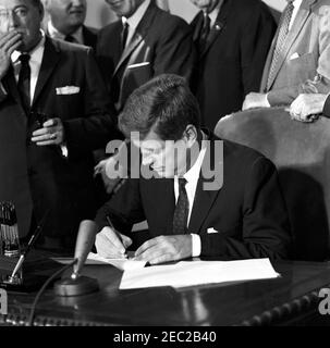 Projet de loi de signature u2013 HR 6874 public Law 8798, NASA (National Aeronautics and Space Administration) autorisations pour l'exercice 1962, 12 h 00. Le président John F. Kennedy signe les autorisations HR 6874, National Aeronautics and Space Administration (NASA) pour l'exercice 1962. Debout (G-D): Sénateur Warren G. Magnuson (Washington); sénateur Hubert Humphrey du Minnesota (partiellement hors cadre); membre du Congrès Joseph E. Karth du Minnesota (partiellement hors cadre); sénateur Robert S. Kerr de l'Oklahoma (face hors cadre); membre du Congrès Overton Brooks de la Louisiane (face hors cadre). Fish Room, White Hous Banque D'Images