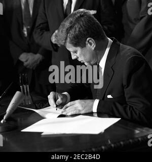 Projet de loi de signature u2013 HR 6874 public Law 8798, NASA (National Aeronautics and Space Administration) autorisations pour l'exercice 1962, 12 h 00. Le président John F. Kennedy signe les autorisations HR 6874, National Aeronautics and Space Administration (NASA) pour l'exercice 1962. Fish Room, Maison Blanche, Washington, D.C. Banque D'Images