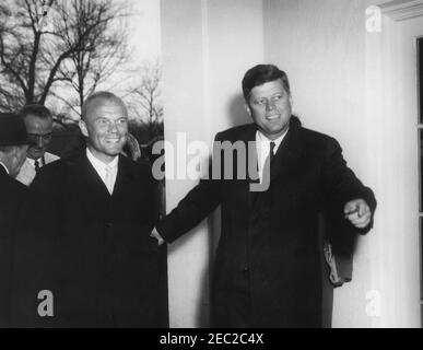 Réception pour l'astronaute John Herschel Glenn, Jr., 11:55. Le président John F. Kennedy (à droite) escorte le lieutenant-colonel John H. Glenn Jr. À la Maison Blanche pour une réception en son honneur. Le vice-président Lyndon B. Johnson suit à gauche. West Wing Colonnade, Washington, D.C. Banque D'Images