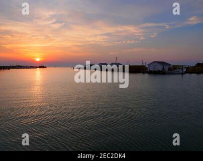 Cabanes de pêche au coucher du soleil, Tanger Island, baie de Chesapeake Banque D'Images