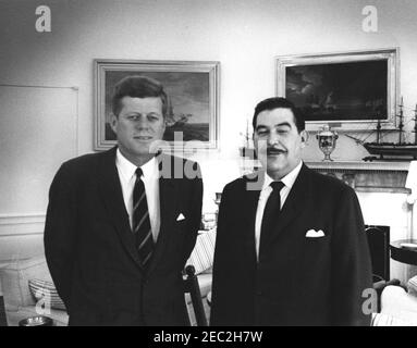 Rencontre avec l'ambassadeur des États-Unis au Rwanda, Charles D. Withers, 9 h 38. Le Président John F. Kennedy rencontre l'Ambassadeur des États-Unis en République du Rwanda, Charles D. Withers (à droite). Oval Office, Maison Blanche, Washington, D.C. Banque D'Images