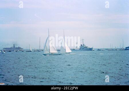 Le Président Kennedy regarde la 4e course de coupe Americau0027s. Les bateaux spectateurs se rassemblent pour assister à la quatrième course de la coupe Americau2019s 1962, au large de la côte de Newport, Rhode Island. Banque D'Images