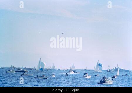 Le Président Kennedy regarde la 4e course de coupe Americau0027s. Les bateaux spectateurs se rassemblent pour assister à la quatrième course de la coupe Americau2019s 1962, au large de la côte de Newport, Rhode Island. Banque D'Images