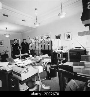 Le président Kennedy considère le décollage de l'astronaute Cmdr. Alan B. Shepard, Jr., sur le 1er vol sous-orbital avec pilote américain. Le président John F. Kennedy et d'autres observateurs regardent la couverture télévisée du décollage du commandant de l'astronaute Alan B. Shepard, Jr. À bord du u0022Freedom 7,u0022 sur le premier vol sous-orbital sous-aérien américain. De gauche à droite : aide navale au Président, Commandant Tazewell Shepard; Vice-Président Lyndon B. Johnson; Procureur général Robert F. Kennedy; Conseiller spécial adjoint au Président, Richard Goodwin; Secrétaire adjoint à la Défense pour les Affaires internationales de sécurité, Paul Nitze; Assis spécial Banque D'Images