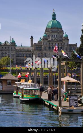 Édifices du Parlement et traversiers du port de Victoria dans l'arrière-port, Victoria Banque D'Images