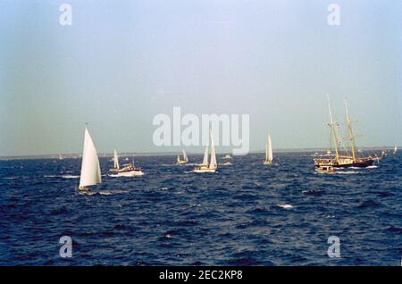 Le Président Kennedy regarde la 4e course de coupe Americau0027s. Les bateaux spectateurs se rassemblent pour assister à la quatrième course de la coupe Americau2019s 1962, au large de la côte de Newport, Rhode Island. Banque D'Images