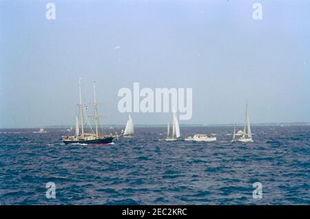 Le Président Kennedy regarde la 4e course de coupe Americau0027s. Les bateaux spectateurs se rassemblent pour assister à la quatrième course de la coupe Americau2019s 1962, au large de la côte de Newport, Rhode Island. Banque D'Images