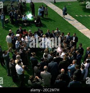 Visite de la classe Senior de Glen Lake (Michigan) High School, 9:50. Le président John F. Kennedy (au centre, à droite) visite des membres de la classe senior de la Glen Lake High School (Maple City, Michigan) sur la pelouse de l'aile ouest de la Maison Blanche. Également en photo : l'étudiant de Glen Lake, Duane Richardson; le représentant Robert P. Griffin (Michigan); le représentant Ken Hechler (Virginie-Occidentale); le sénateur Philip A. Hart (Michigan); le correspondant de la Maison-Blanche pour CBS News, Robert Pierpoint; l'électricien du réseau de médias de la Maison-Blanche, Cleve Ryan; les agents du service secret de la Maison-Blanche, Roy Kellerman, Toby Chandler et Jack W. Banque D'Images