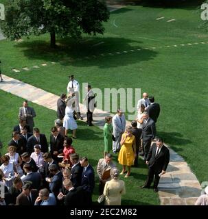 Visite de la classe Senior de Glen Lake (Michigan) High School, 9:50. Les membres du groupe Glen Lake High School (Maple City, Michigan) se tiennent avec des membres de la presse et du personnel de la Maison-Blanche sur la pelouse de l'aile ouest de la Maison-Blanche. Également sur la photo : le sénateur Philip A. Hart (Michigan); l'adjoint spécial du président, John J. McNally; le stagiaire au bureau de presse de la Maison Blanche, Mimi Beardsley; l'adjoint spécial du président, Dave Powers; le secrétaire de presse adjoint, Malcolm Kilduff, Jr.; l'agent du service secret de la Maison Blanche, John J. u201cMuggsyu201d Ou2019Leary. Tous les autres sont non identifiés. WASHIN Banque D'Images