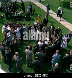 Visite de la classe Senior de Glen Lake (Michigan) High School, 9:50. Le président John F. Kennedy (au centre, à droite) visite des membres de la classe senior de la Glen Lake High School (Maple City, Michigan) sur la pelouse de l'aile ouest de la Maison Blanche. Également en photo : correspondant de la Maison Blanche pour CBS News, Robert Pierpoint ; photographe du National Park Service (NPS), Abbie Rowe ; étudiant de Glen Lake, Duane Richardson ; représentant Ken Hechler (Virginie occidentale) ; sénateur Philip A. Hart (Michigan) ; représentant Robert P. Griffin (Michigan) ; secrétaire de presse adjoint, Malcolm Kilduff, Jr. ; White House Secret Serv Banque D'Images