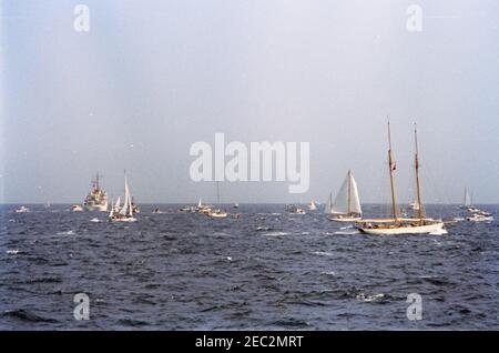 Le Président Kennedy regarde la 4e course de coupe Americau0027s. Les bateaux spectateurs se rassemblent pour assister à la quatrième course de la coupe Americau2019s 1962, au large de la côte de Newport, Rhode Island. Banque D'Images