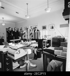 Le président Kennedy considère le décollage de l'astronaute Cmdr. Alan B. Shepard, Jr., sur le 1er vol sous-orbital avec pilote américain. Le président John F. Kennedy et d'autres observateurs regardent la couverture télévisée du décollage du commandant de l'astronaute Alan B. Shepard, Jr. À bord du u0022Freedom 7,u0022 sur le premier vol sous-orbital sous-aérien américain. De gauche à droite : aide navale au Président, Commandant Tazewell Shepard; Vice-Président Lyndon B. Johnson; Procureur général Robert F. Kennedy; Conseiller spécial adjoint au Président, Richard Goodwin; Secrétaire adjoint à la Défense pour les Affaires internationales de sécurité, Paul Nitze; Assis spécial Banque D'Images