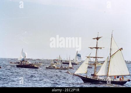 Le Président Kennedy regarde la 4e course de coupe Americau0027s. Les bateaux spectateurs se rassemblent pour assister à la quatrième course de la coupe Americau2019s 1962, au large de la côte de Newport, Rhode Island. Banque D'Images