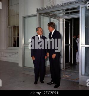 Déjeuner en l'honneur de Guillermo Leon Valencia, Président élu de la Colombie, 13:00. Le Président John F. Kennedy s'entretient avec le Président élu de la Colombie, Dr. Guillermo Leu00f3n Valencia, à la suite de l'arrivée du Président élu Valenciau2019s à la Maison Blanche pour un déjeuner en son honneur. North Portico, Maison Blanche, Washington, D.C. Banque D'Images