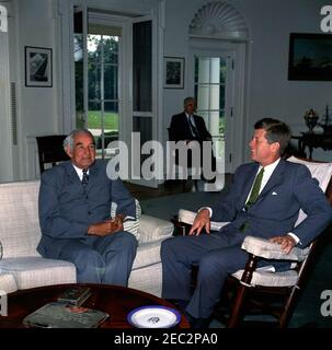 Rencontre avec Sir Alexander Bustamante, premier ministre de la Jamaïque, 10 h 04. Le Président John F. Kennedy (président à bascule) rencontre le Premier Ministre de la Jamaïque, Sir Alexander Bustamante. Le chef adjoint du Protocole, William J. Tonesk, est assis en arrière-plan. Oval Office, Maison Blanche, Washington, D.C. Banque D'Images