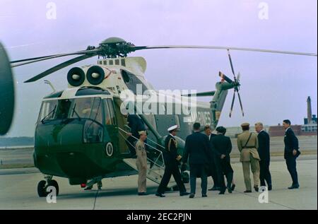 Visite de Muhammad Ayub Khan, Président du Pakistan, Newport, Rhode Island. Le président du Pakistan, Muhammad Ayub Khan, monte à bord d'un hélicoptère Marines des États-Unis, après son arrivée à la base aérienne navale de Quonset point. De gauche à droite : président Ayub Khan (dans les escaliers en hélicoptère) ; officier non identifié du corps des Marines américains ; aide navale au président Kennedy, capitaine Tazewell T. Shepard, Jr. ; non identifié ; président John F. Kennedy ; ambassadeur du Pakistan, Aziz Ahmed ; première dame Jacqueline Kennedy (pour la plupart cachée) ; officier militaire pakistanais non identifié ; Secrétaire d'État adjoint des États-Unis pour le proche-Orient A. Banque D'Images