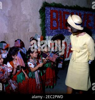 Voyage au Mexique: La première dame Jacqueline Kennedy (JBK) visite l'Instituto Nacional de Protecciu00f3n a la Infancia. La première dame Jacqueline Kennedy visite des enfants lors d'une visite de l'Instituto Nacional de Protecciu00f3n a la Infancia (Institut national pour la protection des enfants) à Mexico, Mexique. Banque D'Images