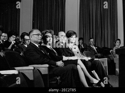 La première dame Jacqueline Kennedy (JBK) participe au dévoilement des plans de reconstruction de Lafayette Square. La première dame Jacqueline Kennedy assiste à un aperçu de la presse des plans historiques de préservation et de réaménagement de Lafayette Square, Washington, D.C., assis en premier plan (L-R): Non identifié; Président de la Commission de planification de la capitale nationale, Elizabeth Rowe; architecte du réaménagement de Lafayette Square, John Carl Warnecke; Mme Kennedy. Auditorium du bâtiment administratif des services généraux, Washington, D.C. Banque D'Images