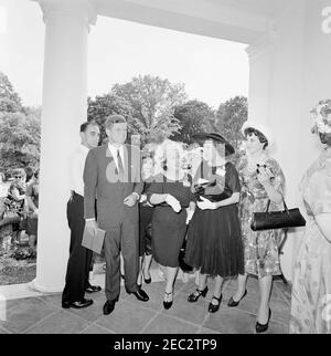 Visite des Democratic u0022Women sur Wheelsu0022 au départ du Massachusetts, dans la Rose Garden, 4:15. Le Président John F. Kennedy visite des membres de la Democratic Women on Wheels of Massachusetts, dans la Colonnade de l'aile ouest de la Maison Blanche, Washington, D.C. Banque D'Images