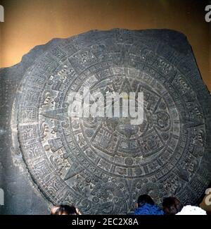 Voyage au Mexique : la première dame Jacqueline Kennedy (JBK) visite l'Institut national d'anthropologie u0026 Histoire. La première Dame Jacqueline Kennedy (deuxième à partir de la droite) voit la Piedra del sol (calendrier aztèque, pierre du Soleil) lors d'une visite du Museo Nacional de Antropologu00eda (Musée national d'anthropologie) de l'Instituto Nacional de Antropologu00eda e Historia (Institut national d'anthropologie et d'histoire) à Mexico, Mexique. Aussi en photo: EVA Lu00f3pez Mateos; première Dame du Mexique, Eva Su00e1mano de Lu00f3pez Mateos. Banque D'Images