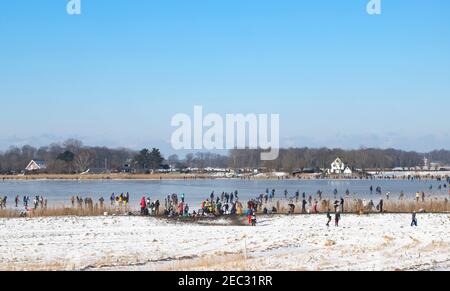 Patinage sur glace sur Vogelplas Starrevaart, un lac dans un polder à Leidschendam, en Hollande-Méridionale Banque D'Images