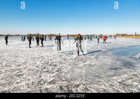 Patinage sur glace sur Vogelplas Starrevaart, un lac dans un polder à Leidschendam, en Hollande-Méridionale Banque D'Images