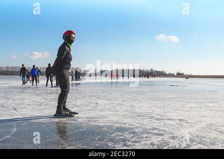 Patinage sur glace sur Vogelplas Starrevaart, un lac dans un polder à Leidschendam, en Hollande-Méridionale Banque D'Images