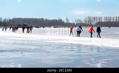 Patinage sur glace sur Vogelplas Starrevaart, un lac dans un polder à Leidschendam, en Hollande-Méridionale. Banque D'Images