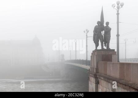 Vilnius, Lituanie - 23 février 2014 : image historique des sculptures soviétiques sur le pont vert dans le brouillard. Les statues de l'ère soviétique ont été enlevées le 19 juillet 2015, Banque D'Images