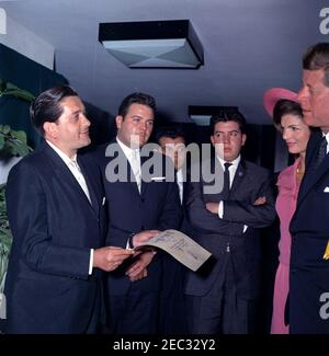 Voyage au Mexique : déjeuner en l'honneur d'Adolfo Lu00f3pez Mateos, président du Mexique, 14:00. Le président John F. Kennedy et la première dame Jacqueline Kennedy (toutes deux à l'extrême droite) ont visité un groupe d'étudiants leaders mexicains à la suite d'un déjeuner en l'honneur du président du Mexique, Adolfo Lu00f3pez Mateos, et de la première dame du Mexique, Eva Su00e1mano de Lu00f3pez Mateos. Les étudiants ont remis au Président Kennedy une médaille d'or et un scroll. Hotel Maru00eda Isabel, Mexico, Mexique. Banque D'Images