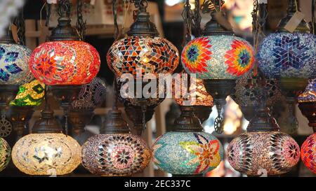 Lampes turques colorées en mosaïque de verre. Lumières de style rétro authentiques multicolores arabes. Beaucoup de lanternes marocaines illuminées. Orienter Banque D'Images