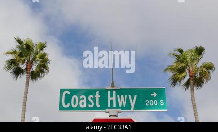 Pacific Coast Highway, panneau de route historique de la route 101, destination touristique en Californie aux États-Unis. Lettrage sur le panneau d'intersection. Symbole de l'été t Banque D'Images