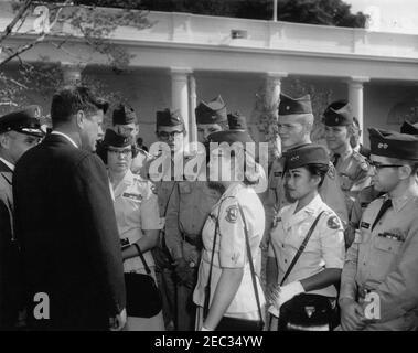 Visite des cadets de la patrouille aérienne civile, 9 h 50. Le président John F. Kennedy visite un groupe de cadets de la patrouille aérienne civile dans le jardin des roses de la Maison Blanche, Washington, D.C., de gauche à droite : le président Kennedy, le premier lieutenant de cadets Sandra K. Christiansen de l'Utah, non identifié (à l'arrière), le cadet James Ronald Aaron de Californie, Le major de cadets Marilynne Sue Van Velzor, du Wyoming, le 1er lieutenant de cadets Cheryle Eguchi, d'Hawaï, le 2e lieutenant de cadets Robert P. alms, de l'Illinois (derrière le cadet Eguchi), le capitaine de cadets Burton C. Andrus III, du Montana, et le 1er lieutenant de cadets Thomas E. Bryan, de l'Indien Banque D'Images