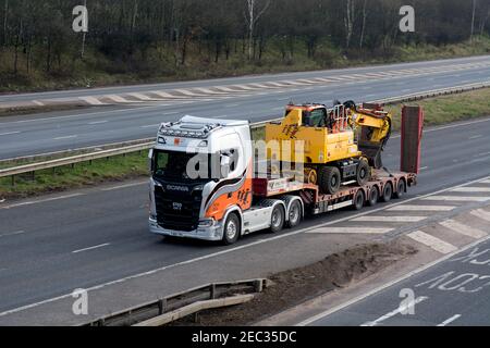 Un camion articulé Total Rail Solutions sur l'autoroute M40, Warwickshire, Royaume-Uni Banque D'Images