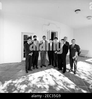 Visite des dirigeants d'étudiants mexicains, 9:50. Le président John F. Kennedy (quatrième à partir de la gauche) visite des leaders étudiants du Mexique dans la Colonnade de l'aile ouest, à l'extérieur du Bureau ovale. Fonctionnaires du département d'État photographiés : officier en charge des affaires mexicaines, Robert M. Sayre (à l'extrême droite), et Harold Templeman (à gauche de M. Sayre, à l'arrière). Étudiants du Mexique inscrits au programme du Presidentu0027s: Fernando Roque Villanueva, Guillermo Romero Martu00ednez, Juan Gonzu00e1lez Ju00e1uregui, Josu00e9 Hernu00e1ndez Pagaza, Jorge Malouly Moisu00e9s, Paulino Montero Cinta. Maison blanche, lavage Banque D'Images