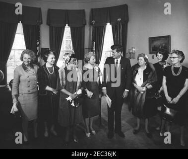 Visite des lauréats des Prix fédéraux Womanu0027s 1963, 4:13PM. Le président John F. Kennedy visite les lauréats du Prix fédéral Womanu2019s 1963 pour leurs contributions exceptionnelles au gouvernement. De gauche à droite : Katie Louchheim (qui accompagne les récipiendaires du prix), sous-secrétaire d'État adjointe aux Affaires publiques et présidente du conseil d'administration du Prix fédéral Womanu2019s; Bessie Margolin, avocate adjointe du ministère du travail; Dr Eleanor L. Makel, médecin-hygiéniste de surveillance de la médecine interne à l'hôpital St. Elizabethu2019s, sous le ministère de la Santé, de l'éducation, Banque D'Images