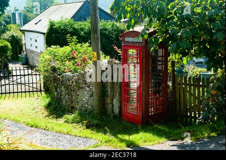 Coffret téléphonique traditionnel rouge BT - Dartmoor, Devon Banque D'Images