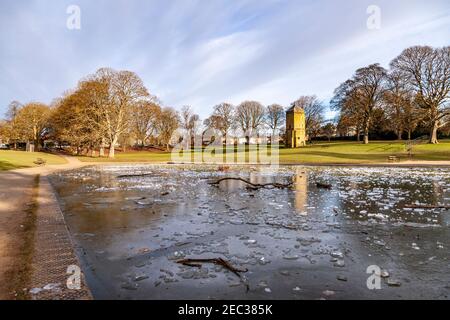 Northampton, Royaume-Uni, 13 février 2021. Des températures de nuit extrêmement froides bien en dessous du point de congélation avec le lac de navigation gelé de nouveau ce matin avec l'ancienne Pigeonry en arrière-plan dans le parc d'Abington. Crédit : Keith J Smith./Alamy Live News. Banque D'Images