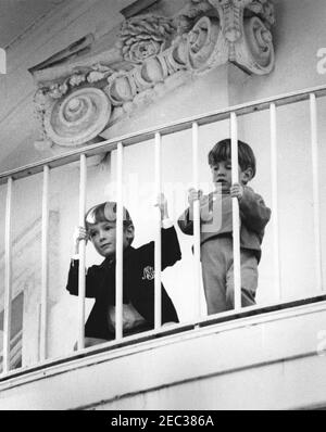 Le Président Kennedy salue les récipiendaires de la Médaille d'honneur du Congrès, réception militaire annuelle, 6 h 03. John F. Kennedy, Jr. (À droite) et un garçon non identifié regardent les débats d'une réception militaire en l'honneur des récipiendaires de la Médaille d'honneur du Congrès, depuis le balcon du deuxième étage (u201cTruman Porchu201d) du Portico Sud, Maison Blanche, Washington, D.C. Banque D'Images