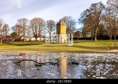 Northampton, Royaume-Uni, 13 février 2021. Des températures de nuit extrêmement froides bien en dessous du point de congélation avec le lac de navigation gelé de nouveau ce matin avec l'ancienne Pigeonry en arrière-plan dans le parc d'Abington. Crédit : Keith J Smith./Alamy Live News. Banque D'Images