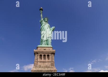 La Statue de la liberté sur fond bleu ciel sous le soleil Banque D'Images