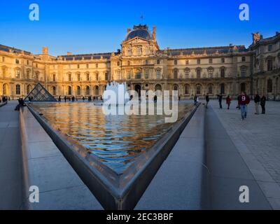 Musée du Louvre Cour Napoléon et Sully Wing, Paris. Les caractéristiques de l'eau et une petite pyramide de verre font écho à la célèbre grande entrée de pyramide par I.M. I.-P.-É Banque D'Images